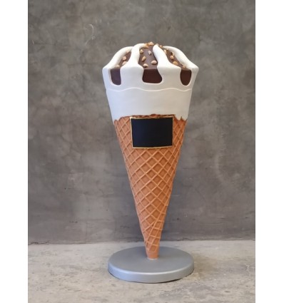 FIGURA CONO DE HELADO CON ALMENDRAS Y MINI PIZARRA