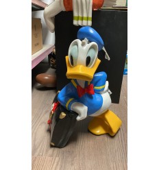 FIGURA PATO DONALD APOYADO EN UNA BOLSA